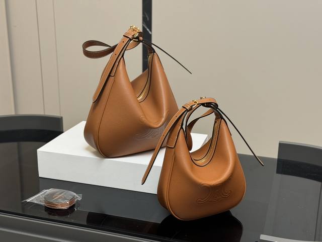 配折叠盒 Size：25.20Cm 28.26Cm Celine 赛琳新品月牙包， 延续凯旋门 复古斜挎 ， 耐看经典一点都不老套。