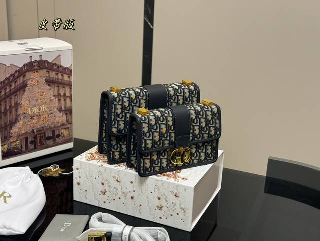 配折叠盒飞机盒 Size：24*20Cm 21*15Cm 迪奥 蒙田30 刚刚出的现货！ 老花也太好看啦！ 温柔很适合四季！