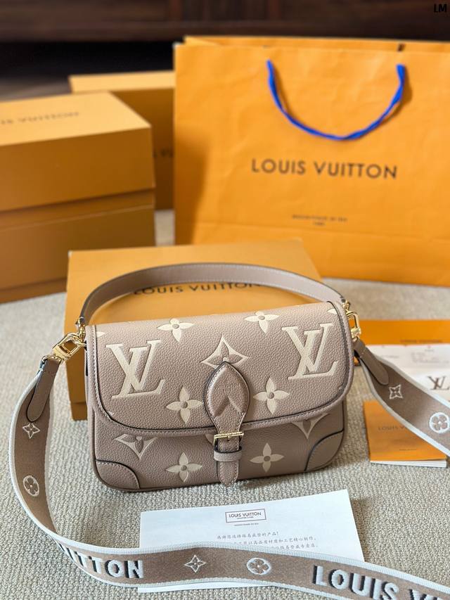 顶级原单 纯牛皮 L家 Diane牛皮腋下法棍包 全钢五金全套礼盒包装 尺寸 25 15Cm