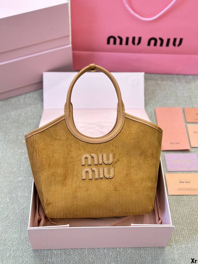 灯芯绒 Miumiu限定款托特包 简单又好看 Miumiu而且超级实用， #Miumiu新款包包 尺寸24 17Cm