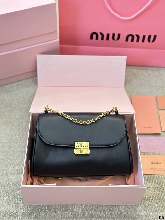 Miumiu新品法棍包，这款单肩包延续经典设计，采用轻薄填充皮革设计，别具一格，顶级小牛皮材质，搭配优雅的正面翻盖与可调节金属肩带，风格百变多样，精致 优雅，随
