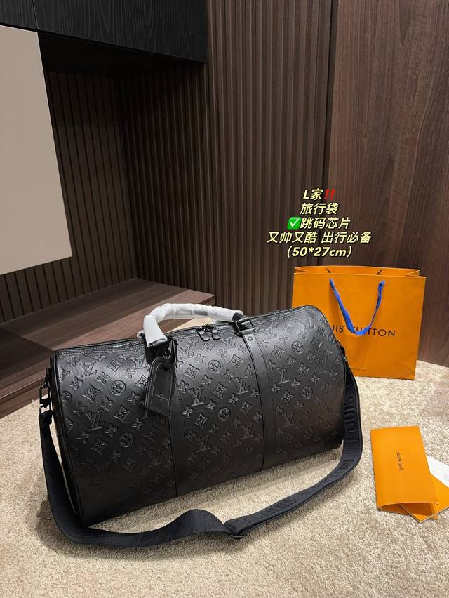 跳码芯片 尺寸50.27 Lv 旅行袋 时髦与酷酷并存 虽然这是款男包 但是女孩子背起来也是很酷的的 很适合运动风穿搭 平时去健身背上也很酷！！ 大小刚好 不压