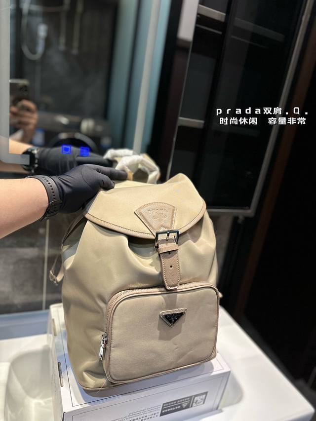 普拉达prada 尼龙双肩包 布料非常轻盈耐磨 背上身一整个阳光活力又年轻 尺寸28.16.35