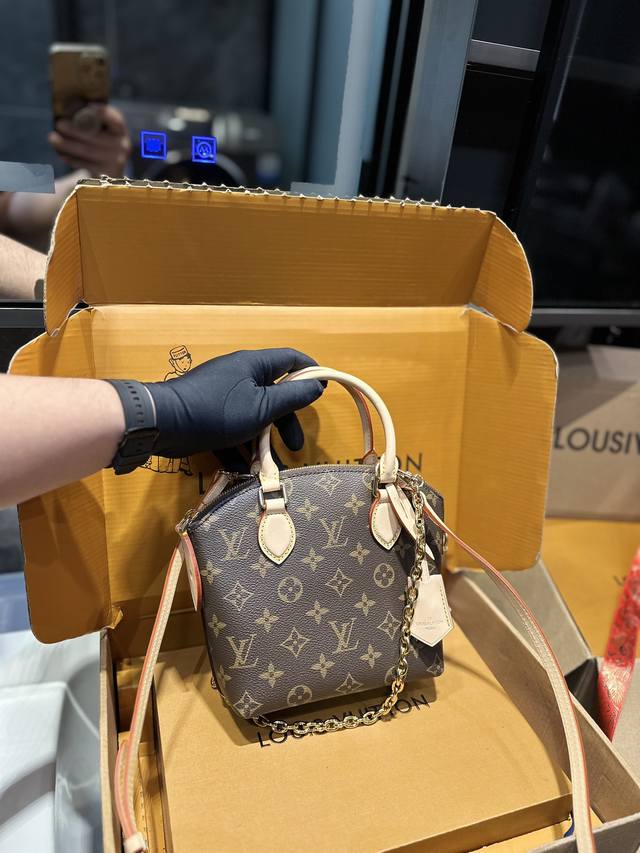 礼盒包装 Lvlockit Bb 手袋 复古经典百搭必备！ 小大家好！今天给大家介绍的是lv的lockit Bb手 袋，这款手袋灵感来源于1960年代的knic