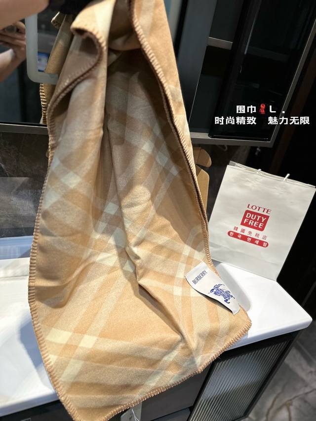 Burberry围巾嗨！寒冷的冬天来了，是时候为你的穿搭加上一抹亮色！这款围巾简直太魔法了，不仅能保暖还能让你立即成为时尚焦点！搭配外套、毛衣或裙子都超好看。马