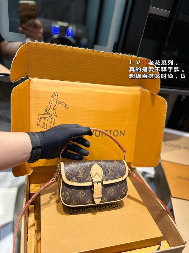 礼盒包装 L家 Diane 法棍手袋 定制老花面料搭配深色树膏皮 配置两条肩带 今天的快乐是法棍给的！ 搜索 Lv 法棍 原单品质 尺寸：19*6*11Cm