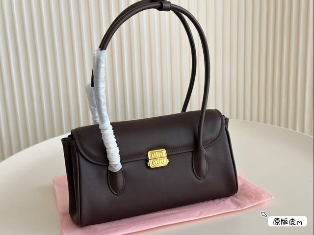 配盒 尺寸28*16 缪缪miumiu 手提包 轻轻松松高级感 包包手感巨好容量也很不赖 简单却又不失华丽 不要觉得会炸眼太高调了什么的 根本不会！ 在你的精简