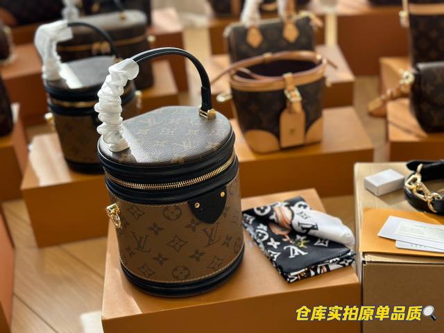 原单 重新更新一下 现货现货 姐妹们 发财桶 必须入一个 容量太大了 太好装了 尺寸15*20Cm