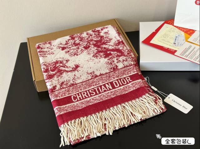 全套包装 Dior围巾 嗨!寒冷的冬天来了,是时候为你的穿搭加上一抹亮色!这款围巾简直太魔法了,不仅能保暖还能让你立即成为时尚焦点!搭配外套、毛衣或裙子都超好看 全套包装 Dior围巾 嗨!寒冷的冬天来了,是时候为你的穿搭加上一抹亮色!这款围巾简直太魔法了,不仅能保暖还能让你立即成为时尚焦点!搭配外套、毛衣或裙子都超好看