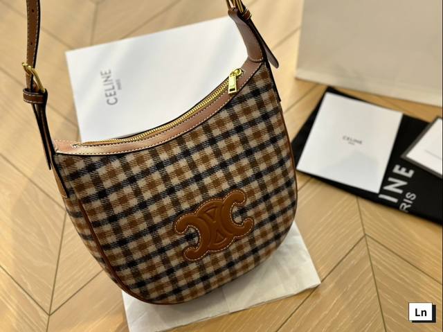 折叠盒 Celine新款 Hobo-Heloise 新款heloise腋下包焦糖色和老花配色,上身效果相当nice.目前两个配色可以选择,自重和容量非常友好 推 折叠盒 Celine新款 Hobo-Heloise 新款heloise腋下包焦糖色和老花配色,上身效果相当nice.目前两个配色可以选择,自重和容量非常友好 推