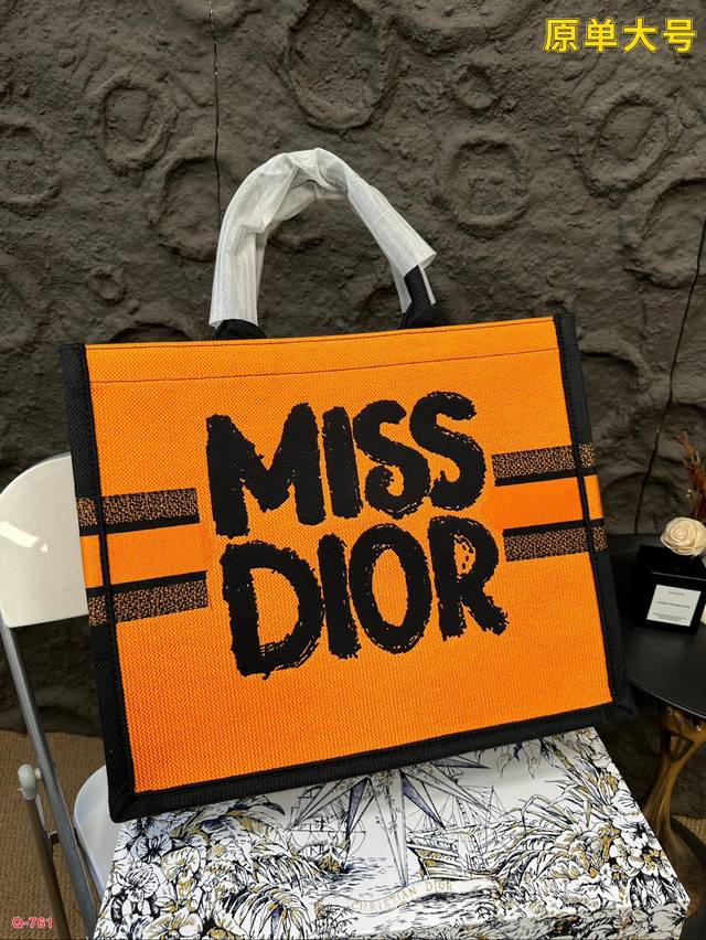 小号26.20 中号36.27 大号41.34 原单迪奥 Dior印章拼色 Book托特包独特设计 时尚又经典 超级百搭 日常通勤皆可 上身又a又飒
