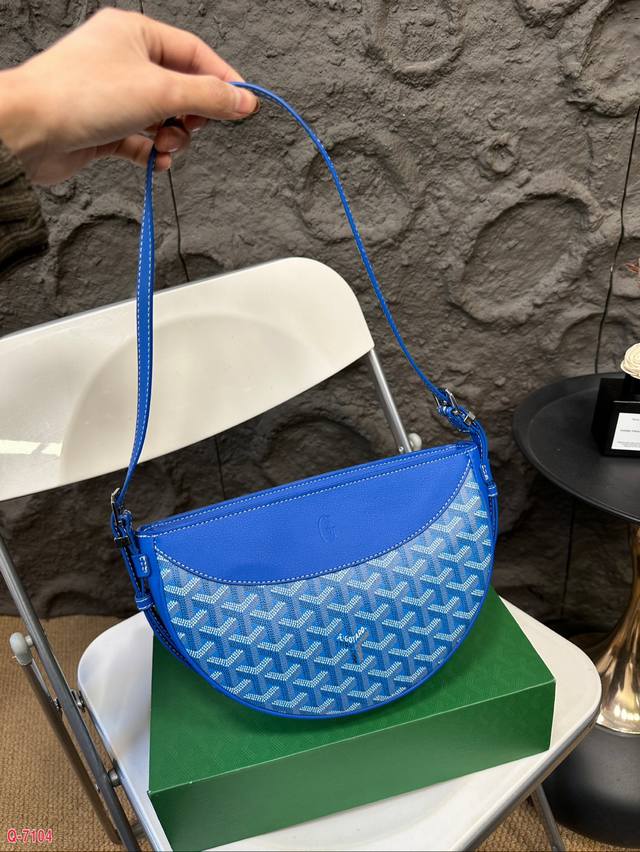 配折叠盒 戈雅goyard燕子包 Hirondelle手袋融合了精炼设计和休闲风格，是城市或旅行中的完美伴侣。中央拉链隔层可安全存放所有日常用品 可调节的背带则