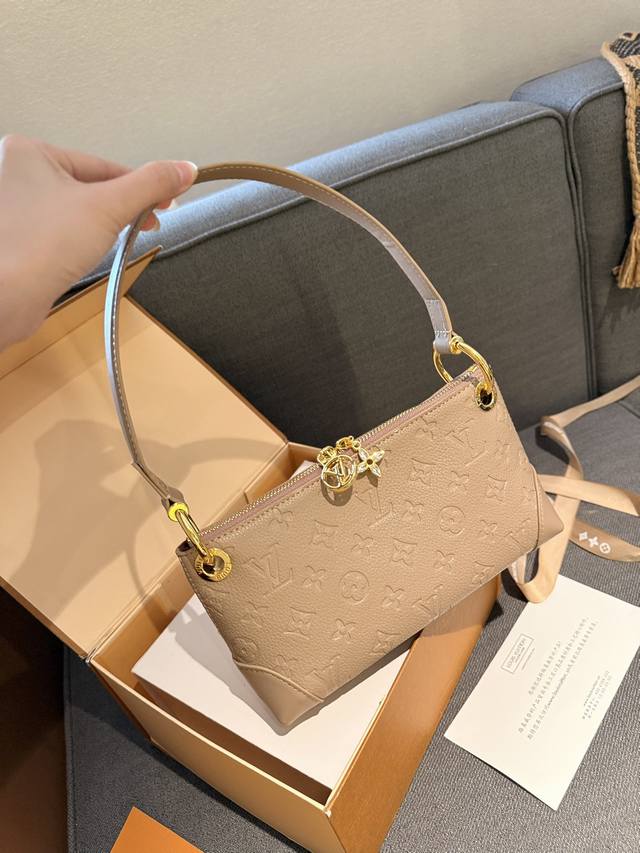 原版钻扣 “折叠礼盒官网飞机盒” Lv Mini Pochette小手袋 24K五金 它只是看着娇小，但容量还是满满的哦，手机口红银行卡零钱随意装！江湖中传说中