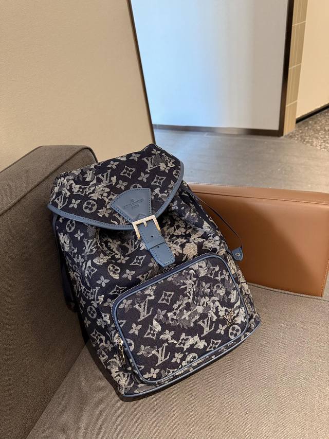 Prada洋气单品 双肩包 这个系列将是prada接下来一整季的主打款式。Prada 手袋的曲线型设计分外醒目，当手包很优雅，时尚百搭！打麻将逛街也很轻便哦！尺