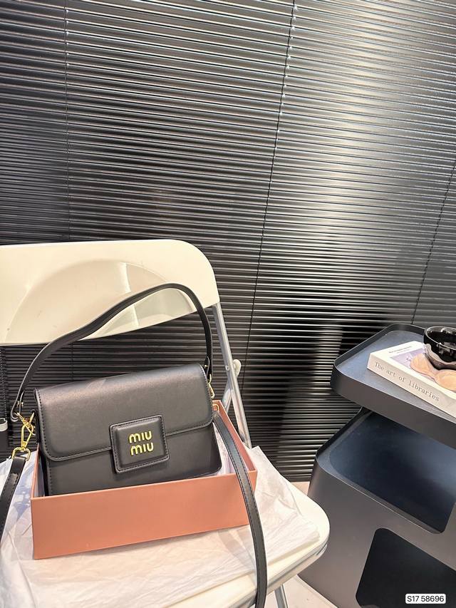 配盒子 缪缪miumiu轻轻松松高级感 包包手感巨好容量也很不赖 简单却又不失华丽 不要觉得会炸眼太高调了什么的 根本不会！ 在你的精简穿搭上简直就是点睛之笔