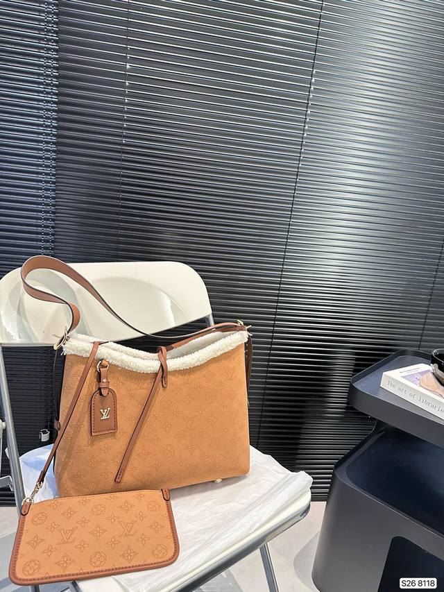 配飞机盒折叠盒子 麂皮羊羔毛carryall V新款，可斜挎、单肩。容量保证，放平板小电脑非常方便，设计比neverfull小巧、肩带够宽不那么勒;比grace