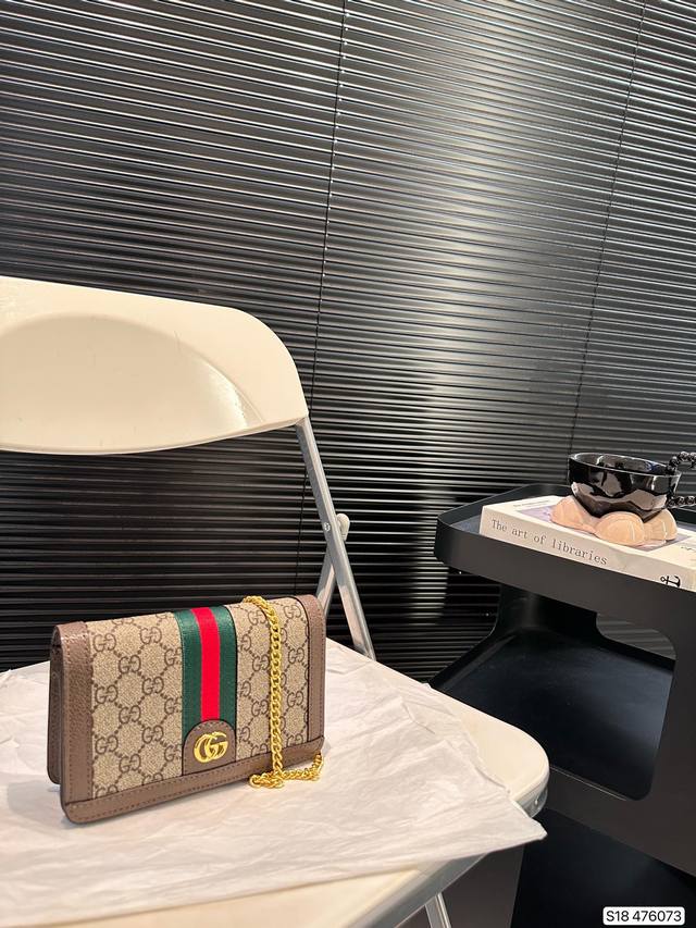 酷奇链条包 超级好看显气质 斜挎改成了金属链条 太好看了！容量超级nice！ 尺寸19 12 货号476073