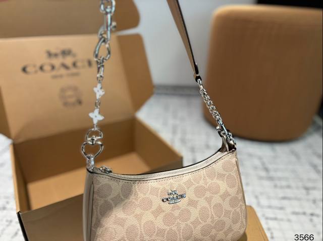 配盒尺寸23.13 蔻驰 Teri 麻将包 Coach 好看又好背的一款腋下包 有一点点月牙弯的法棍包型 上身温柔没有攻击性 24的底长 而且包包侧面上窄下宽