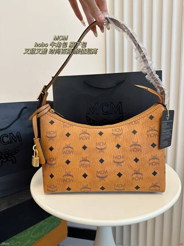 配盒 Mcm 牛角包 配延长带单肩斜挎腋下皆可 又甜又酷一整个爱住 百搭时尚颜值超高 是每个潮酷女孩必入单品。 尺寸:26*15Cm 配盒 Mcm 牛角包 配延长带单肩斜挎腋下皆可 又甜又酷一整个爱住 百搭时尚颜值超高 是每个潮酷女孩必入单品。 尺寸:26*15Cm