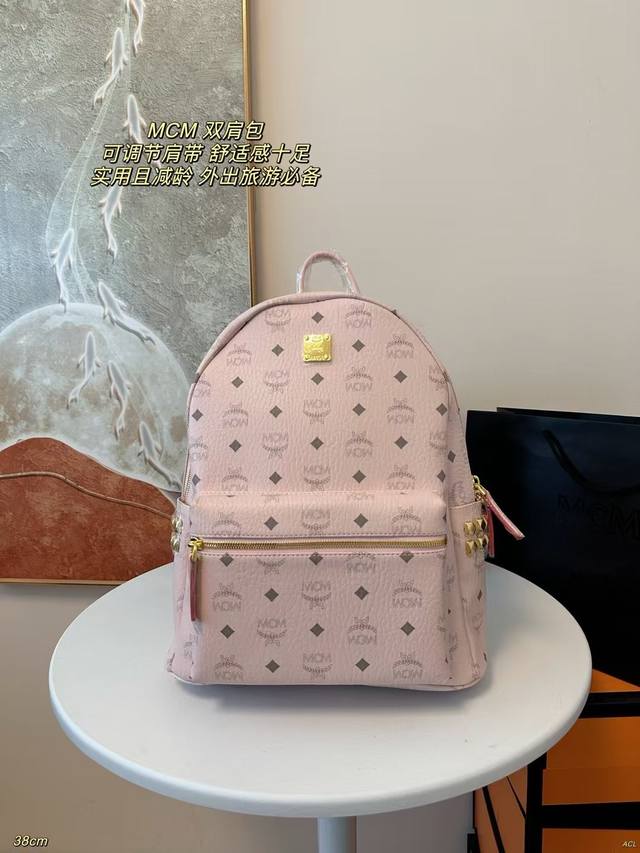 Mcm 经典款双肩包 印花可爱乖巧, 多色可选，容量刚刚好 调节肩带，舒适感十足 实用且减龄，外出旅游必备！ 尺寸：38Cm