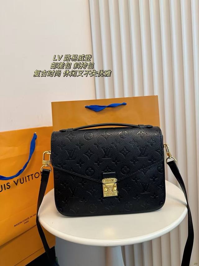 配盒 Lv 路易威登 邮差包 斜挎包 设计有复古的颜值 好看百搭 休闲又不失优雅 简直美翻了 尺寸：25*19Cm