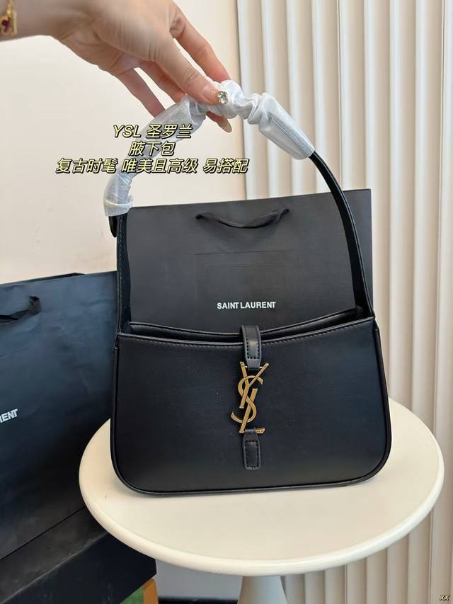 配盒 Ysl 圣罗兰 腋下包 极简外形金属logo扣开合设计~ 调节肩带，简洁唯美且高级感包身轻盈，易搭配！ 日常出街炒鸡方便！ 尺寸：26*14Cm