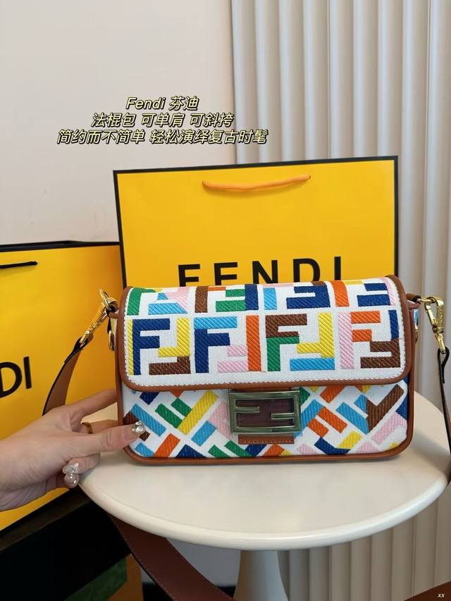 配盒 芬迪 Fendi Baguette糖果法棍包 “法棍”在时尚界是里一个不可或缺的经典款式,时尚博主达人们都是人手一个，彩色拼接f字刺绣，可盐可甜，超a怎么