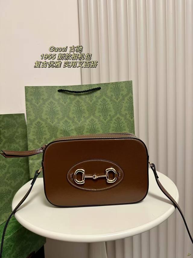 配盒 Gucci 古驰1955新款相机包 可调节肩带令整个设计更加丰满。容量很大,很轻便 尺寸：21＊13Cm