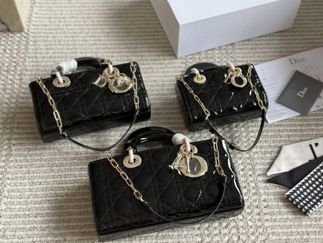 Dior Lady新品长款 漆皮 全套包装 迪奥全新d-Joy强势回归，大爆款的节奏心，包包自带两条肩带，多种背法，上身又美又飒，经典的菱格设计，搭配柔软的漆皮