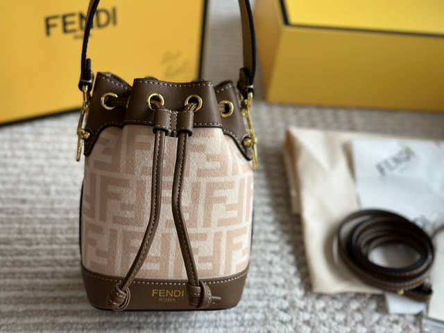 配盒 Size：12.5*18Cm 热门必备单品 Fendi 水桶包 高品质 原版细节五金 配置长肩带！ 完全不挑穿搭的fendi老花mini水桶包！ 容量颜值