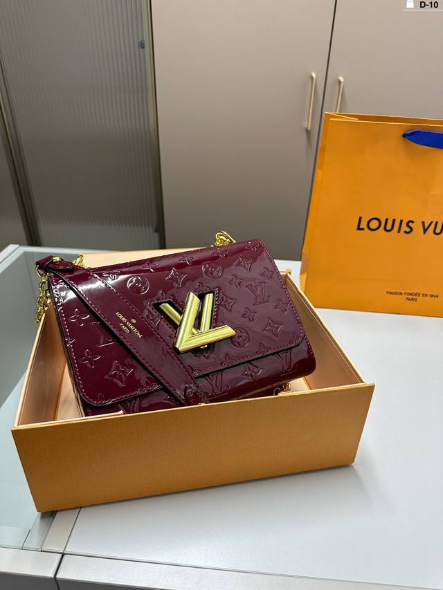 Lv路易威登 Twist 气场十足 神仙颜值! 漆皮颜色太好看了实物真的可爱极了 扭锁设计 太有感觉了! D-10尺寸:23.10.15折叠盒 Lv路易威登 Twist 气场十足 神仙颜值! 漆皮颜色太好看了实物真的可爱极了 扭锁设计 太有感觉了! D-10尺寸:23.10.15折叠盒