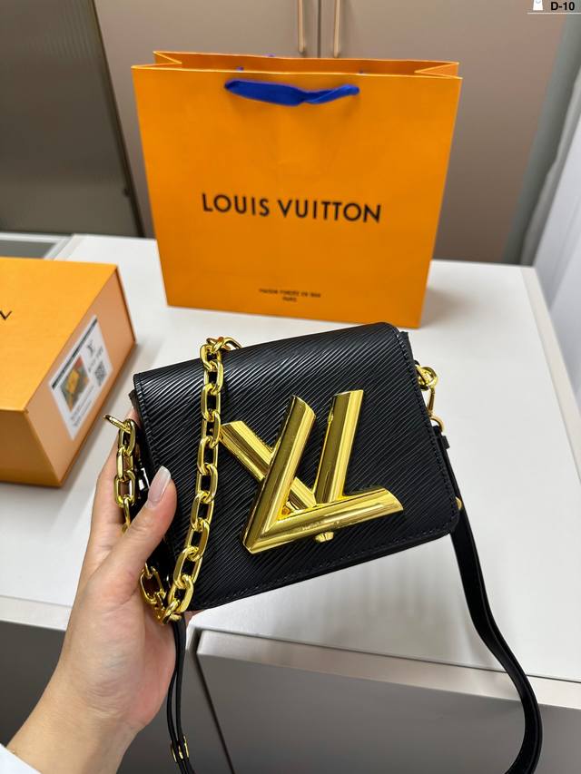 Lv路易威登 Twist 气场十足 神仙颜值! 实物真的可爱极了 扭锁设计 太有感觉了! D-10尺寸:16.7.12折叠盒 Lv路易威登 Twist 气场十足 神仙颜值! 实物真的可爱极了 扭锁设计 太有感觉了! D-10尺寸:16.7.12折叠盒