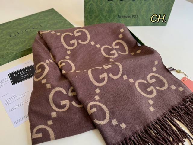 配盒纸袋 Size:180×65 Gucci古驰秋冬必备韩系围巾 很柔软保暖的一款围巾 百搭实用也做披肩， 不仅好看又可以保暖～ 随手一搭就很好看
