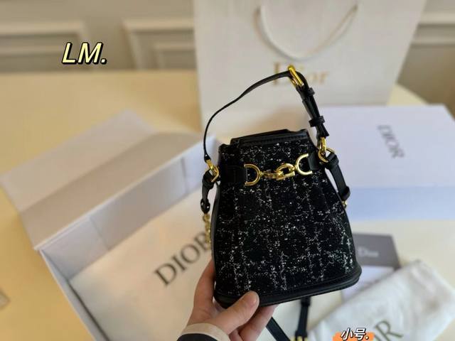 小号 折叠盒 Size:17×19小号 Dior迪奥summer毛呢水桶包 2024年最新款水桶包～ 高级质感，刺绣毛呢元素 独特材质，精致又优雅 可拆卸肩带，