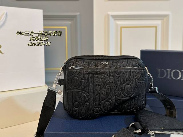 配盒 Size:23×15 Dior新款三合一压花马鞍包 真的太好用又吸睛,又能装 拉链款式设计更方便 实用性和时髦度完美结合 小巧轻便,简直是女孩子的最爱 配盒 Size:23×15 Dior新款三合一压花马鞍包 真的太好用又吸睛,又能装 拉链款式设计更方便 实用性和时髦度完美结合 小巧轻便,简直是女孩子的最爱
