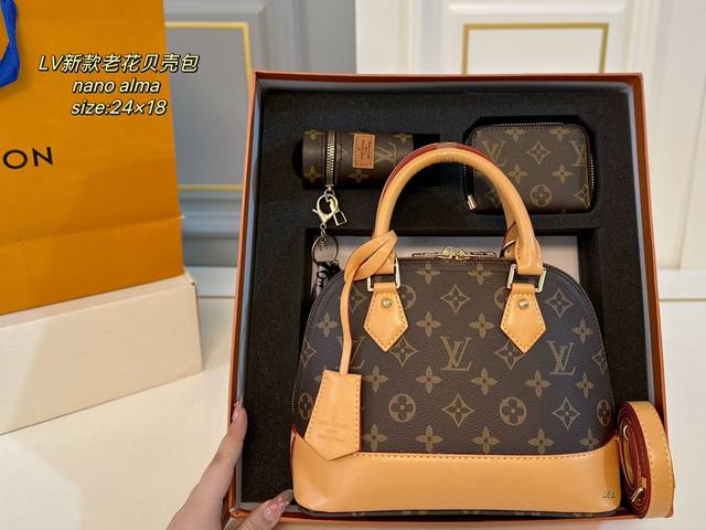 配盒 Size：24×18 超值套盒全套礼盒包装 包包卡夹口红包 Lv路易威登新款nano Alma贝壳包 经典包款，简约却不失时尚～ 小巧精致但内里容量足 日