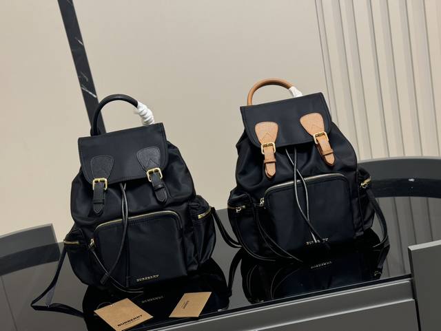 无盒 轻便又容量 Size：23*30Cm 巴宝莉双肩包 这款背包以标志性burberry Trench风衣的独创面料作为灵感来源， 采用与棉质嘎巴甸同为密织结