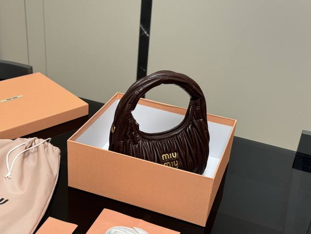 配盒 Size：22*11Cm 可盐可甜的 Miumiu 女孩 Miumiu Wander包包 好搭 什么风格都能驾驭 材质很柔软 容量也非常ok 复古俏皮的h