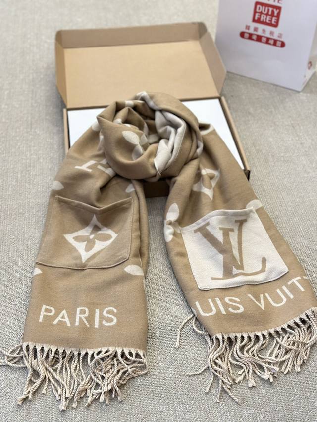 配盒 羊毛围巾 Size：70*180Cm Lv 新款提花围巾 羊毛手感超级厚实柔软舒服 自带高级气场， 稳稳的“高段位” 乐天包装