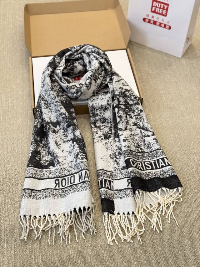 配盒 羊毛围巾 Size：70*180Cm Dior 新款提花围巾 羊毛手感超级厚实柔软舒服 自带高级气场， 稳稳的“高段位” 乐天包装