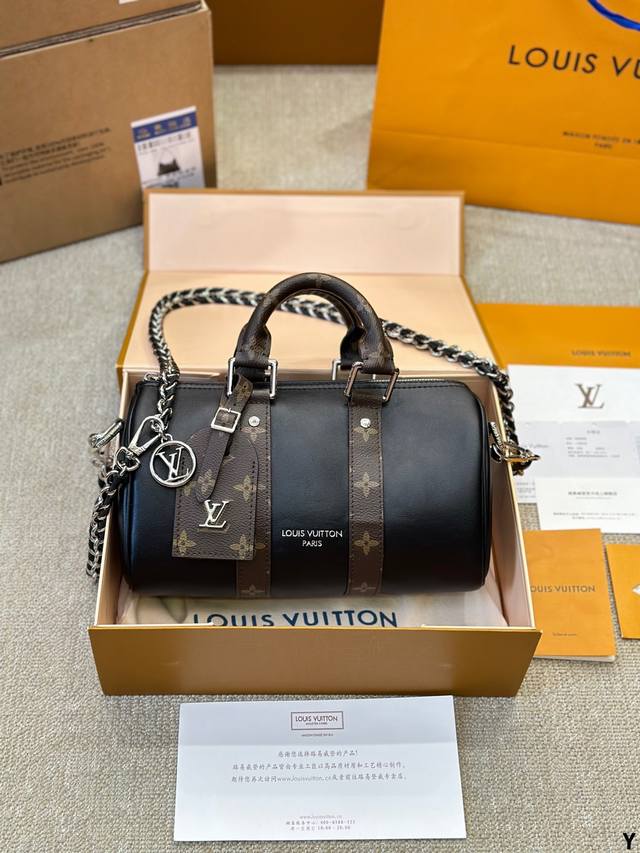 牛皮版本 男帅女飒！！Lv Keepall25 路易威登 Keepall 25 灰l时髦与酷酷并存 City的行李牌整个包包有不单调 尼龙宽肩带 上身也不勒肩膀
