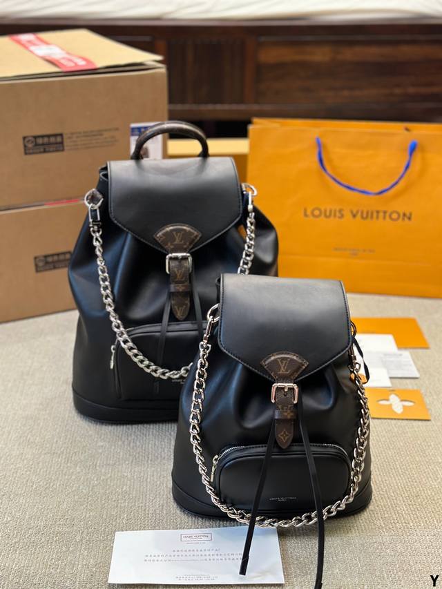 原单 牛皮 新款老花 迷你双肩包 推出 Montsouris Bb 双肩包，以经典 Monogram 帆布 和小牛皮塑造摩登袖珍构型，其搭扣和皮革抽绳源自 19