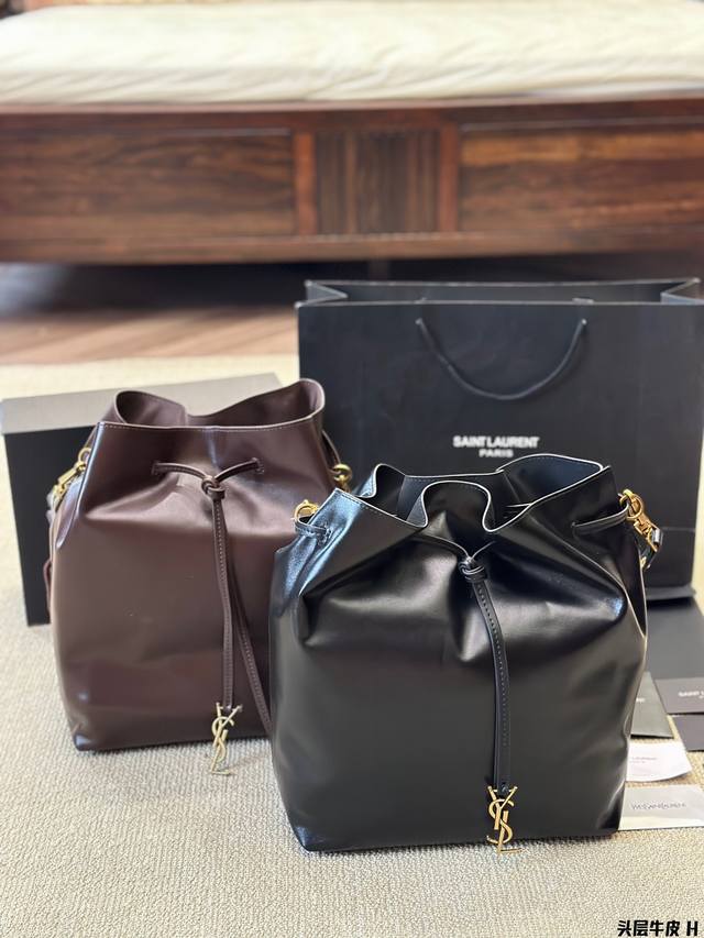 头层牛皮 Ysl最新 Paris Vill 抽绳水桶包 依1日简约的新款水桶包，采用进口小羊皮抽绳搭配标志 性logo，大容量设计 颜值与实用并存 非常能装 小