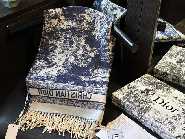 羊绒 礼盒+5 Dior 印花 纯羊绒围巾 高品质 艺术感十足 大写的贵气 携带不占地方 围久了也不会累 集美们 还不快冲