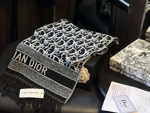 羊绒 礼盒+5 Dior 印花 纯羊绒围巾 高品质 艺术感十足 大写的贵气 携带不占地方 围久了也不会累 集美们 还不快冲