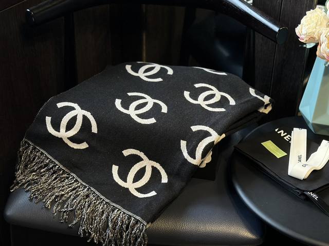 礼盒+5 Chanel羊绒围巾 高品质 艺术感十足 大写的贵气 携带不占地方 围久了也不会累 集美们 还不快冲