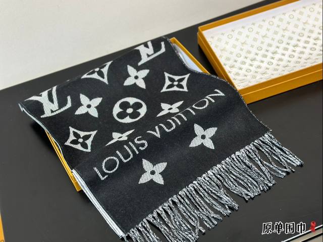 配盒 Lv围巾 嗨！寒冷的冬天来了，是时候为你的穿搭加上一抹亮色！这款围巾简直太魔法了，不仅能保暖还能让你立即成为时尚焦点！搭配外套、毛衣或裙子都超好看。马上试