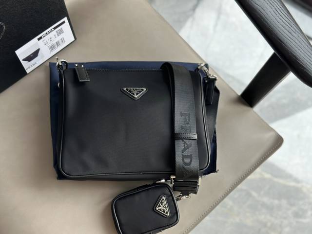 配盒 Size：24*18Cm 推荐prada 男女通用邮差包 时髦、轻便、耐用、防水、能装 优点多多！ 兼具颜值和实用性！