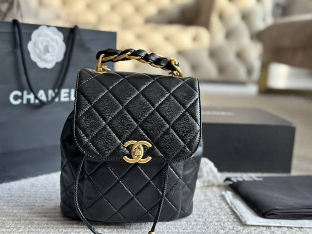 配盒 Size：20*18Cm 被夸爆的chanel 邮差双肩 真的有被惊艳到！ 小香家 新款 双肩！ 手提双肩！大爱哦！ 怎么背都好看！