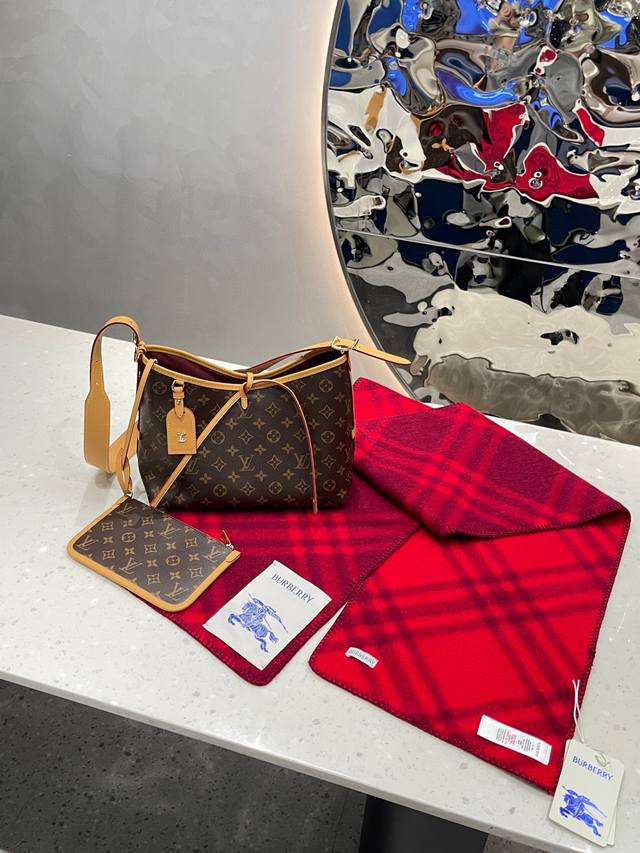 芯片版 折叠礼盒飞机箱 围巾 礼盒++ Lv Carryall，顾名思义，啥都能放下！包身整体特别软，老花拼接的蜜蜡色牛皮，全进口材质，并且无论怎样蹂躏都不会变